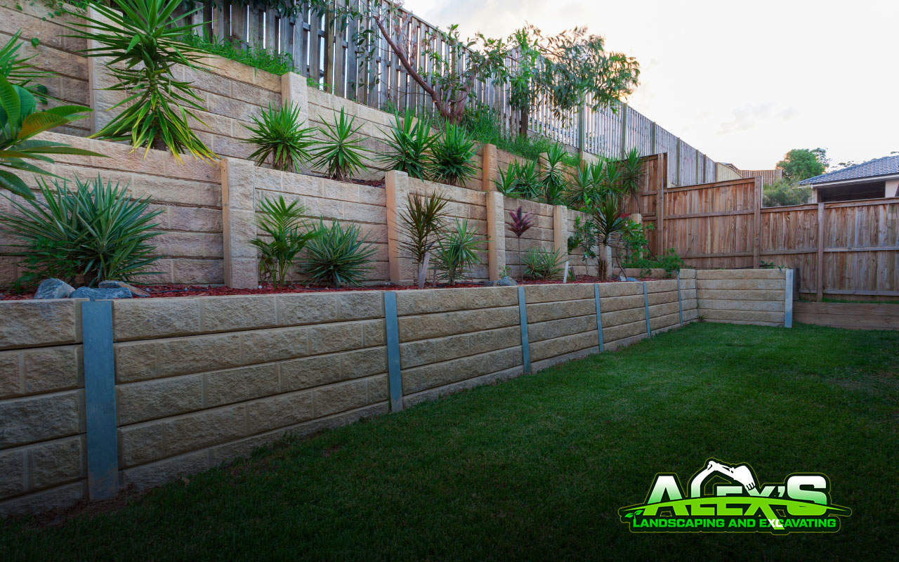 Retaining Wall as Bench for Functional Space